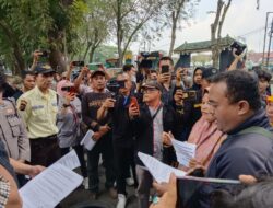 Aksi Demo di DPRD Sumut Tuntut ‘Nina Wati’ Agar Kembalikan Uang Hasil Penipuan Masuk TNI AD RINDAM