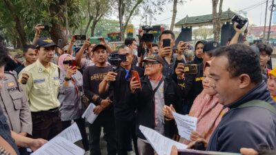 Aksi Demo di DPRD Sumut Tuntut ‘Nina Wati’ Agar Kembalikan Uang Hasil Penipuan Masuk TNI AD RINDAM