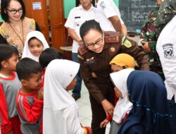 Kejati Jabar Gelar Pemeriksaan Mata dan Gigi Gratis di SDN Bojong Asih 02 Bandung