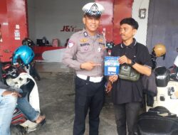 Satlantas Polres Pasangkayu Bagikan Brosur Dan Stiker Himbauan Keselamatan Kepada Masyarakat
