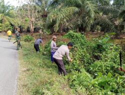 Peduli Lingkungan, Bhabinkamtibmas Polsek Bambalamotu Kerja Bakti Bersama Aparat Desa Dan Warga Binaan