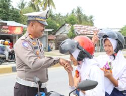 Unik! Ops Keselamatan Marano 2025, Satlantas Polres Pasangkayu Bagikan Cokelat bagi Pengendara Tertib