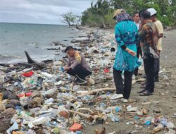 Kapolsek Bambalamotu Bersama Dinas Terkait Lakukan Pemantauan Sampah Plastik Di Pantai Kasoloang