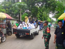 Pastikan Aman dan Lancar, Babinsa Desa Kepuh Monitoring Karnaval Haflah Ikhtibar MTs dan MA Sunan Ampel