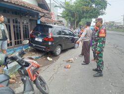 Babinsa Desa Carat Serda Sudiar R Berikan Pertolongan Pertama dalam Kecelakaan di Jalan Raya Carat