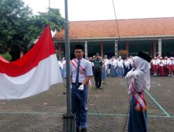 Tanamkan Cinta Tanah Air, Babinsa Koramil 0819/18 Pandaan Pimpin Upacara dan Berikan Wasbang di SLB Negeri Pandaan