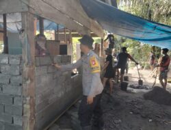 Bhabinkamtibmas Polsek Sarudu Gotong Royong Bersama TNI (TMMD) Bedah Rumah Warga