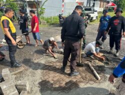 Cegah Lakalantas, Kapolsek Bersama Danramil dan Warga Kelurahan Samata Gotong Royong Perbaiki Jalan Berlubang.