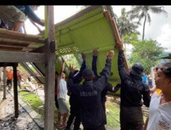 Tim SAR Brimob Sulsel Bantu Pembongkaran Rumah Warga Terdampak Longsor di Soppeng.