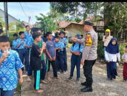 Bhabinkamtibmas Desa Kalemandalle Ajak Anak Sekolah Hindari Kenakalan Remaja dan Bijak Bermedsos.