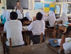 Kanit Binmas Polsek Bajeng Sosialisasikan Bahaya Narkoba di SMAN 19 Gowa.