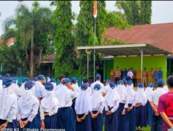 Kanit Binmas Polsek Bajeng Jadi Pembina Upacara di SMPN 2 Bajeng, Tekankan Pencegahan Perundungan.