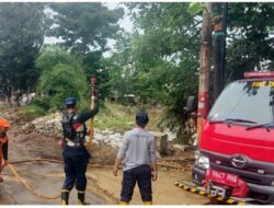 Mobil Pemadam Dikerahkan Bersihkan Lumpur di Jalan Ciliwung Ujung