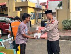 Polres Maros Bagikan Takjil Gratis di Hari Pertama Ramadan, Wujud Kepedulian Polri kepada Masyarakat