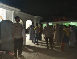 Polsek Mambi Lakukan Pengamanan dan Shalat Tarawih Bersama Warga di Malam Keempat Ramadan