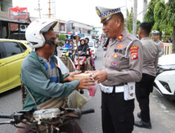 Satuan Lalu Lintas Polres Majene Gelar Aksi Berbagi Takjil di Bulan Suci Ramadhan