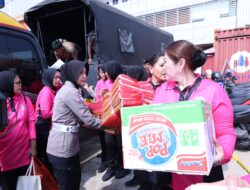 Yayasan Kemala Bhayangkari & Polres Metro Bekasi Kota Ulurkan Bantuan untuk Korban Banjir di Bekasi