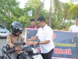 Jelang Buka Puasa, Satreskrim Polres Pasangkayu Bagikan Takjil