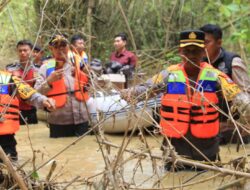 Polres Sampang Beri Bantuan Korban Banjir Dampak Luapan Sungai Kamuning