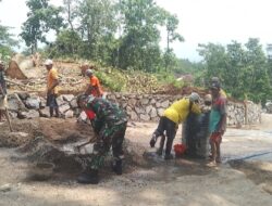 Agar Tidak Longsor, Babinsa Bersama Warga Laksanakan Kerja Bakti Pembuatan Tanggul