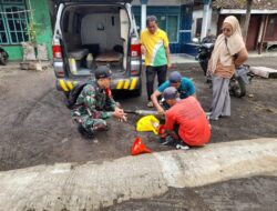 Cegah DBD di Wilayah Desa Binaan, Babinsa Laksanakan Fogging