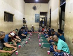 Wakapolres Polman Bersama PJU Polres Polman Laksanakan Buka Puasa Bersama dan Shalat Magrib Berjamaah di Rutan Polres Polman