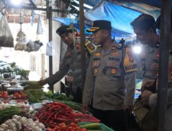 Wakapolres Polman Laksanakan Kunjungan Ke Pasar Tradisional untuk Memastikan Bahan Kebutuhan Pokok Tetap Stabil