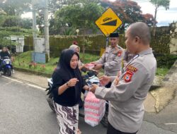 Polsek Tinggimoncong Bersama Bhayangkari Berbagi Takjil ke Pengendara