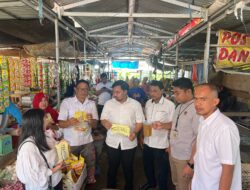 Unit Tipiter Sat Reskrim Polres Pasangkayu Bersama Pemda Cek Kemasan Minyakita Di Pasar Smart