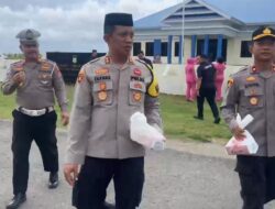 Kapolres Pasangkayu Turun Langsung Bagikan Takjil, Door to door Ke Rumah warga Sekitar