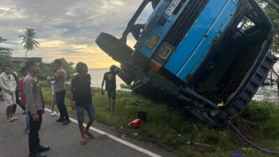 Kecelakaan Tunggal di Jalan Poros Majene-Mamuju, Truk Fuso Terbalik