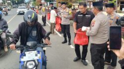 Kapolresta Mamuju Ajak Awak Media Bagikan Takjil Kepada Pengendara Jelang Buka Puasa