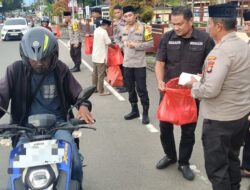 Kapolresta Mamuju Ajak Awak Media Bagikan Takjil Kepada Pengendara Jelang Buka Puasa