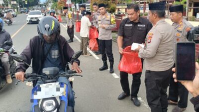 Kapolresta Mamuju Ajak Awak Media Bagikan Takjil Kepada Pengendara Jelang Buka Puasa