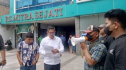 Puluhan Mahasiswa Aksi Demo Dan Blokade Jalan, Desak Dokter Dipecat, RS Mitra Sejati Di Tutup, Terduga Kerap Lakukan Malapraktik