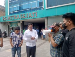 Puluhan Mahasiswa Aksi Demo Dan Blokade Jalan, Desak Dokter Dipecat, RS Mitra Sejati Di Tutup, Terduga Kerap Lakukan Malapraktik