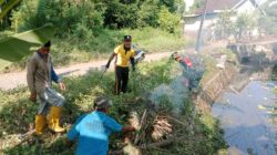 Jumat Bersih, Babinsa Koramil 04/Kejayan Bersama Warga Kerja Bakti