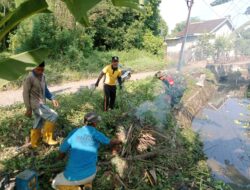 Jumat Bersih, Babinsa Koramil 04/Kejayan Bersama Warga Kerja Bakti