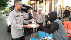 Kapolres Majene Berbagi Takjil untuk Tukang Becak di Bulan Ramadhan