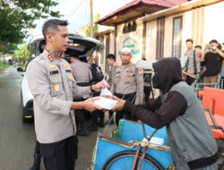 Kapolres Majene Berbagi Takjil untuk Tukang Becak di Bulan Ramadhan