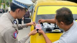 Polres Majene Gelar Pembagian Stiker Hotline Mudik Aman untuk Dukung Keselamatan Pemudik di Jalan Raya