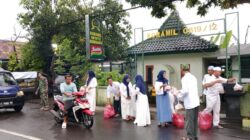 Berbagi Berkah Di Bulan Ramadhan, Persit KCK Ranting 13 Rembang Bagikan Takjil Gratis