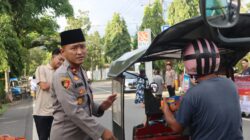 Wakapolres Polman Sat Intelkam Berbagi Takjil Di Bulan Ramadhan depan Mako Polres Polman