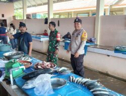 Bhabinkamtibmas Polsek Baras Bersama Babinsa Sosialisasikan Penolakan Premanisme Berkedok Ormas Kepada Para Pedagang