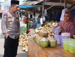 Ramadan Penuh Berkah, Kapolresta Mamuju Borong Dagangan UMKM dan Bagikan ke Warga