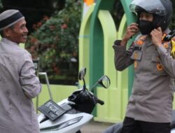 Kapolresta Mamuju Berikan Sedikit Sedekah Kepada Warga Kurang Mampu di Masjid Muttahidah
