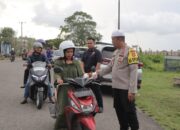 Berbagi Takjil kepada Pengguna Jalan di Depan Mako Polres Pasangkayu,