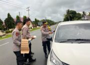 Wakapolres Pasangkayu Bagi Takjil dan Imbau Keselamatan Mudik 2025