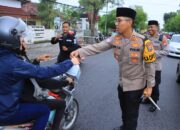 Berbagi Takjil Polres Ngawi Sosialisasikan Hotline 110 untuk Mudik Aman