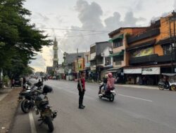 Ciptakan Harkamtibmas di Bulan Ramadhan, Patroli Perintis Presisi Samapta Polres Gowa Atur Lalu Lintas Sore.